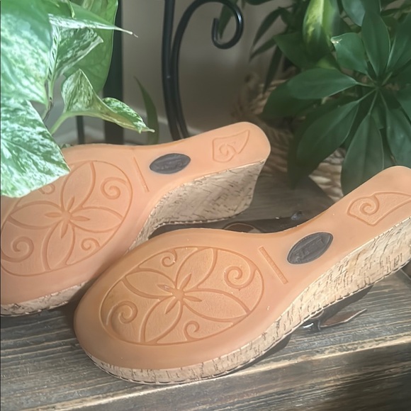 Born Black Leather Wedge Sandals with Ergonomic Design - Picture 4 of 5